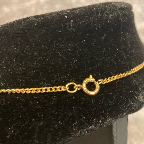 Simple praying hands necklace - Picture 3 of 4